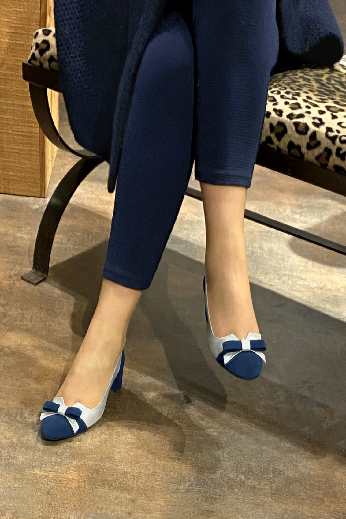 Navy blue and light silver women's open back shoes, with a knot. Round toe. Medium block heels. Worn view - Florence KOOIJMAN